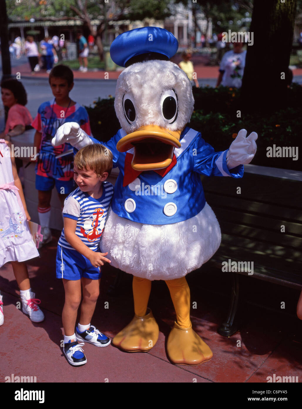 Bambino con Donald Duck carattere, Walt Disney World, a Orlando, Florida, Stati Uniti d'America Foto Stock