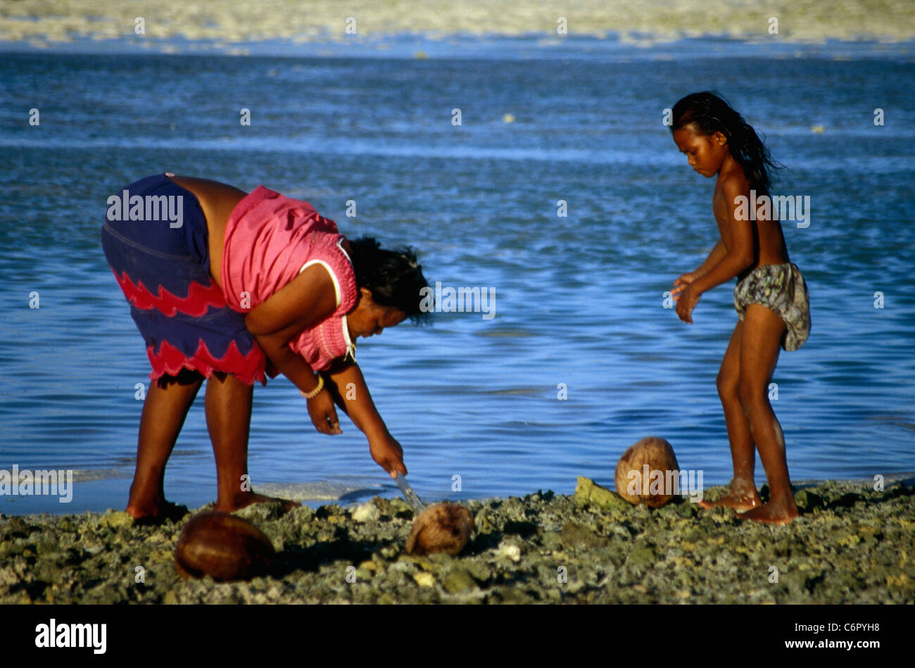 Ragazza che combatte la spiaggia con la bassa marea, Tarawa, Kiribati, Pacifico centrale Foto Stock