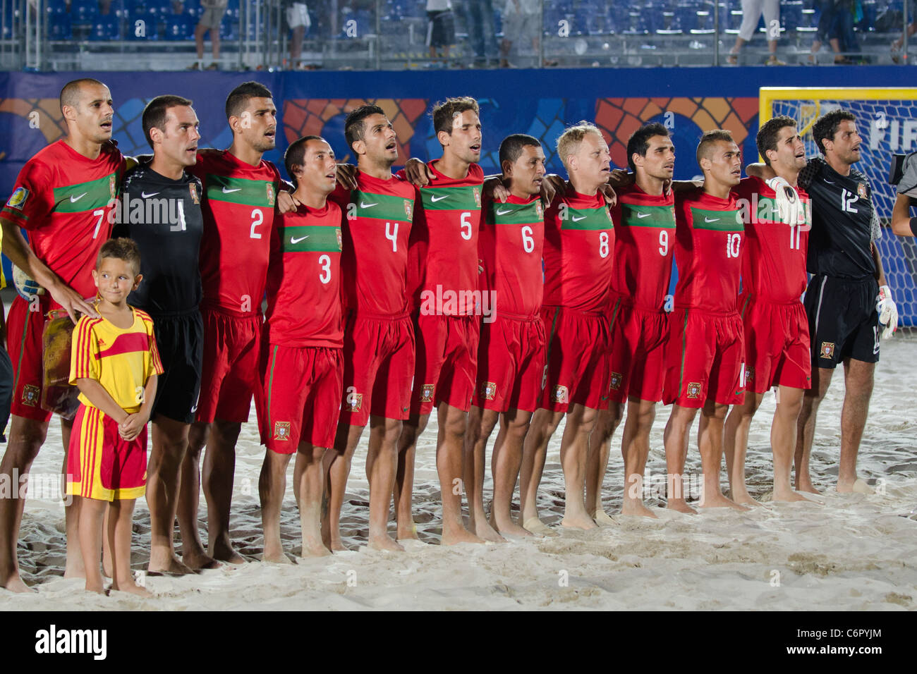 Il Portogallo gruppo team line up per FIFA Beach Soccer World Cup Ravenna-Italy 2011 il Gruppo B corrisponde a : El Salvador 2-11 Portogallo. Foto Stock