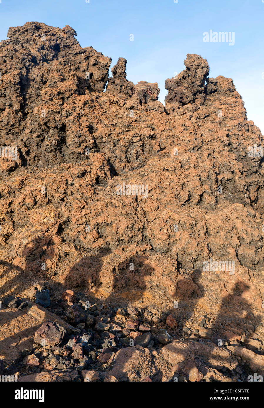 Ombre di 5 turisti al vertice di Bartholome Isola, Galapagos Foto Stock