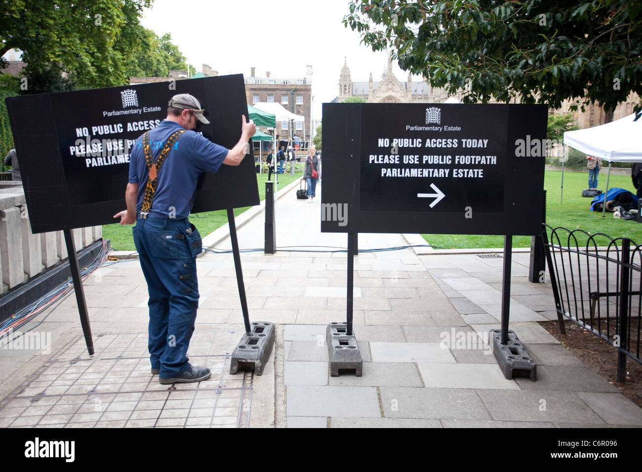 Un uomo si chiude di College Green come il Parlamento è chiamato tornare presto dalla pausa estiva, Londra, Regno Unito. Foto:Jeff Gilbert Foto Stock