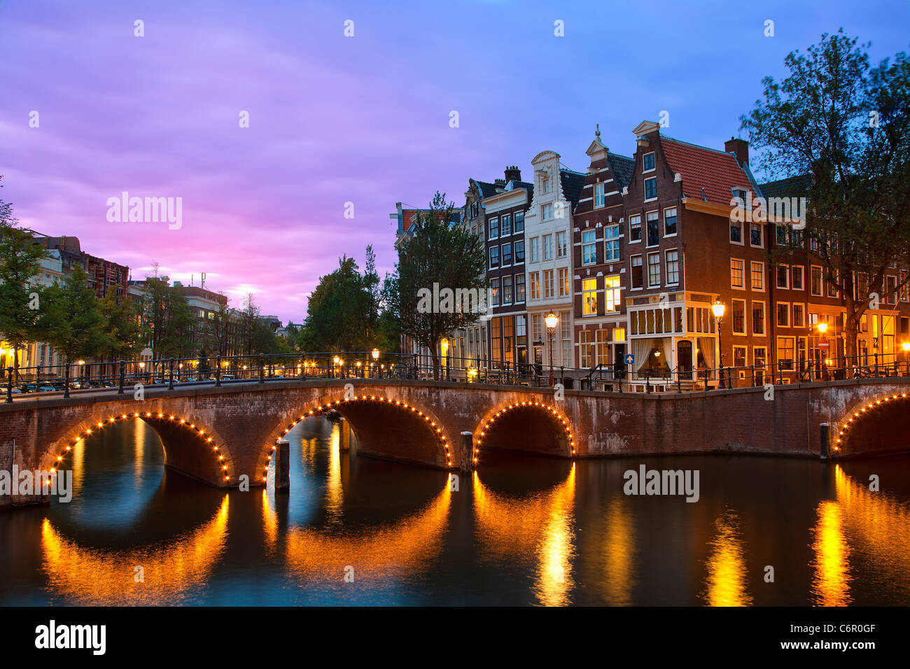 Europa, Paesi Bassi, canale Keizersgracht ad Amsterdam al crepuscolo Foto Stock