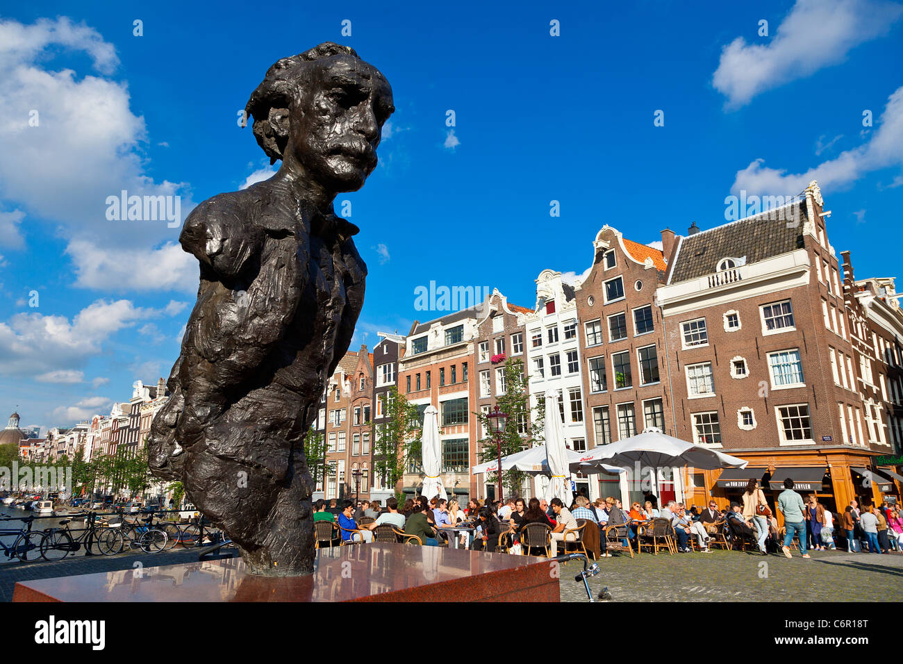 Europa, Paesi Bassi, Amsterdam, la statua di Multatuli sul ponte Torensluis Foto Stock