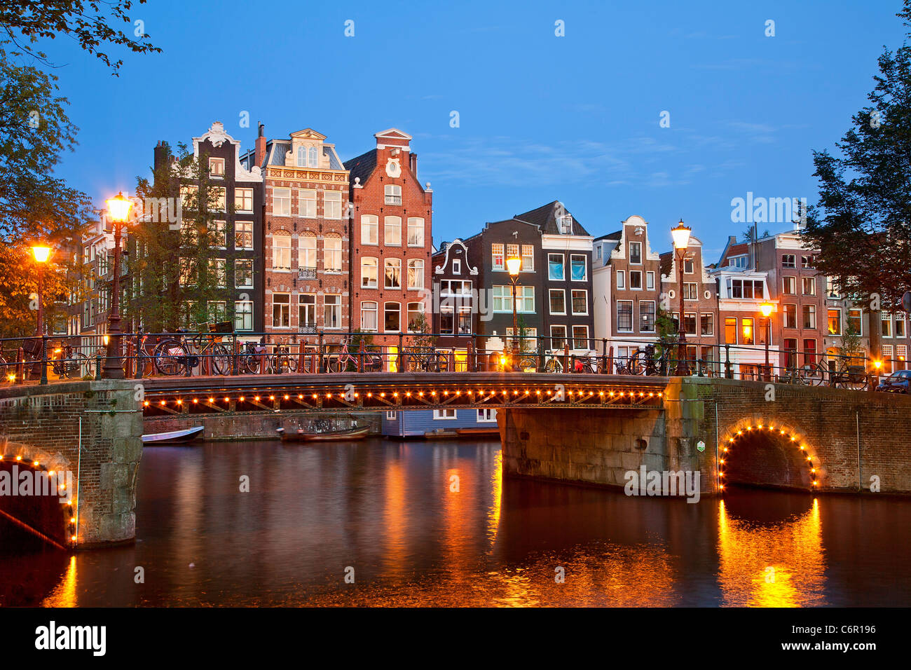 Europa, Paesi Bassi, Amsterdam, Canal al crepuscolo Foto Stock