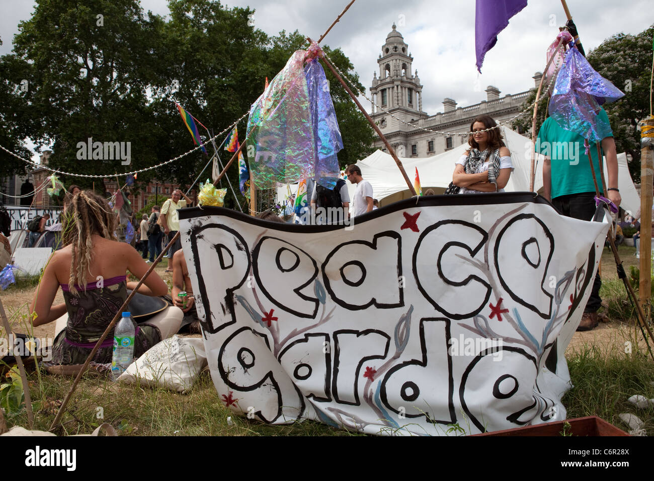 La democrazia Villaggio Giardino di pace. Residenti, sostenitori e premere raccogliere sulla piazza sulla proposta di giorno di sfratto. Foto Stock