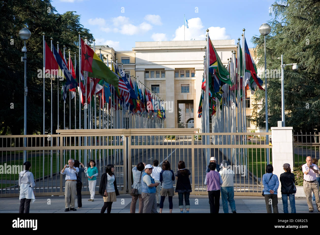 I turisti davanti al palazzo delle Nazioni Unite a Ginevra Foto Stock