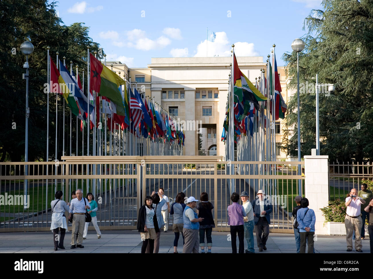 I turisti davanti al palazzo delle Nazioni Unite a Ginevra Foto Stock