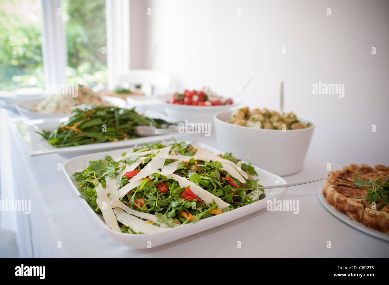 Set di pasto fuori su una tabella per la scelta, tavola fredda, buffet a parte, con insalata di parmasan Foto Stock