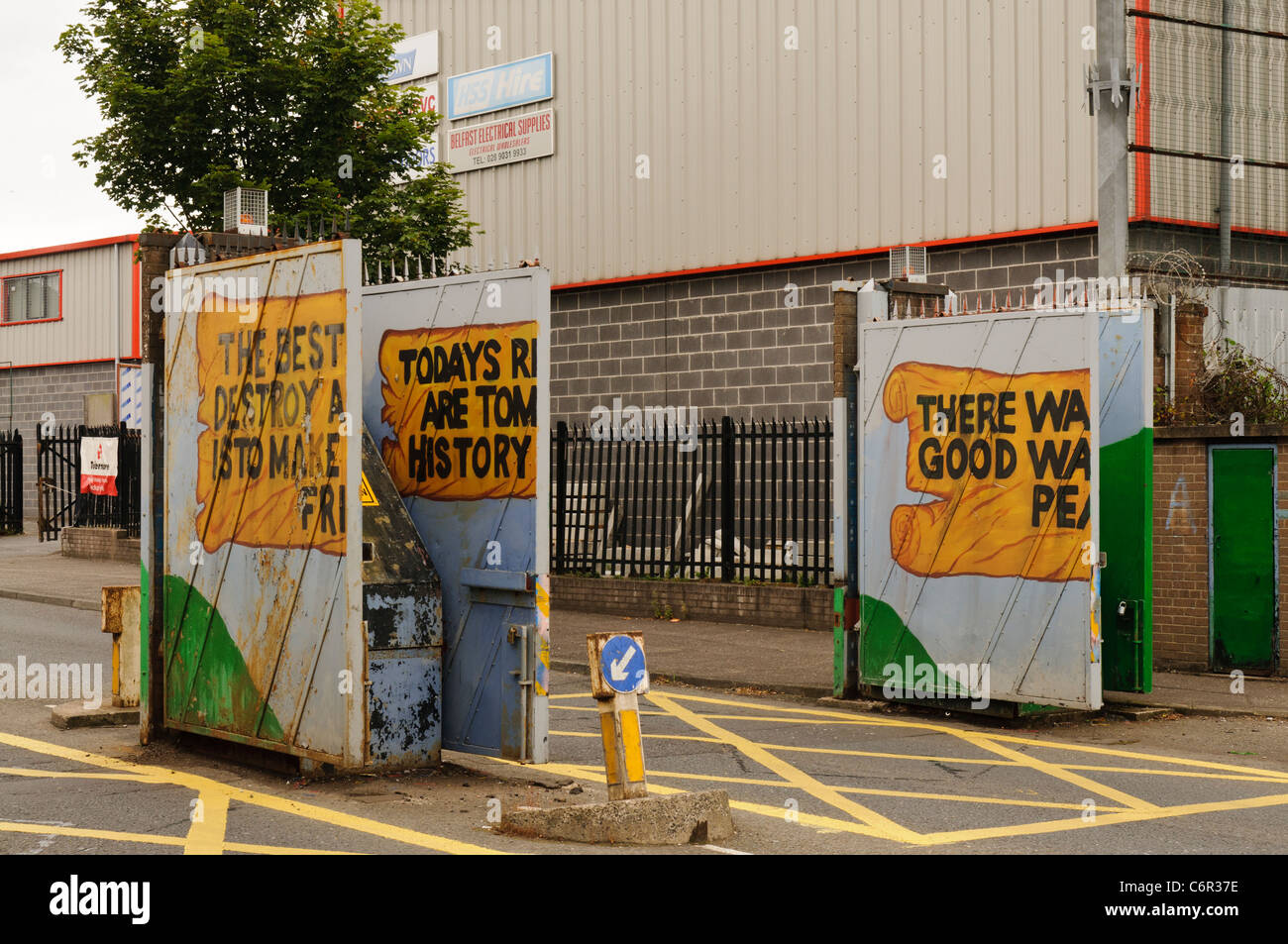 Aprire i cancelli su una strada in corrispondenza di uno dei Belfast "Pace muri " Foto Stock