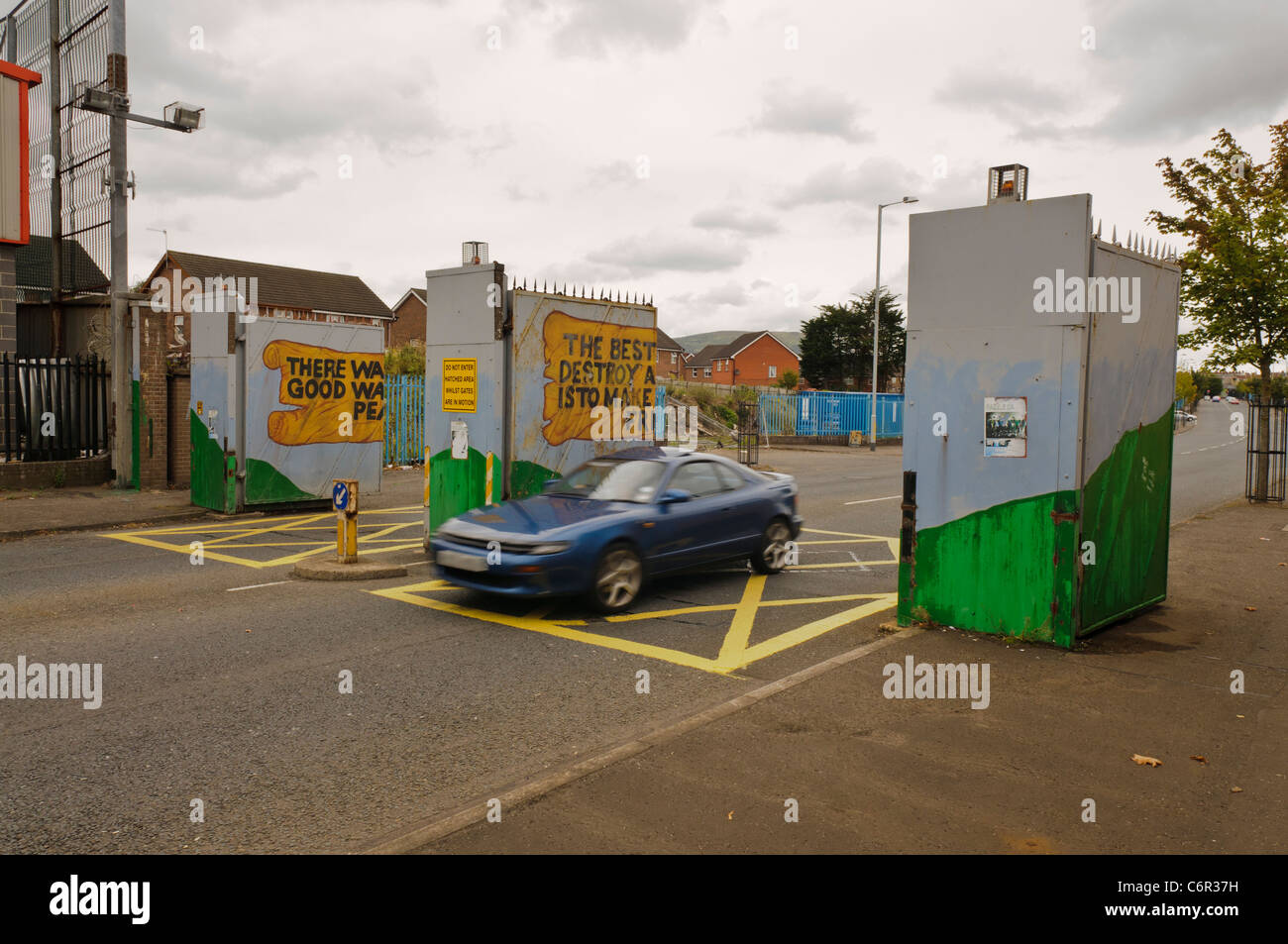 Aprire i cancelli su una strada in corrispondenza di uno dei Belfast "Pace muri " Foto Stock