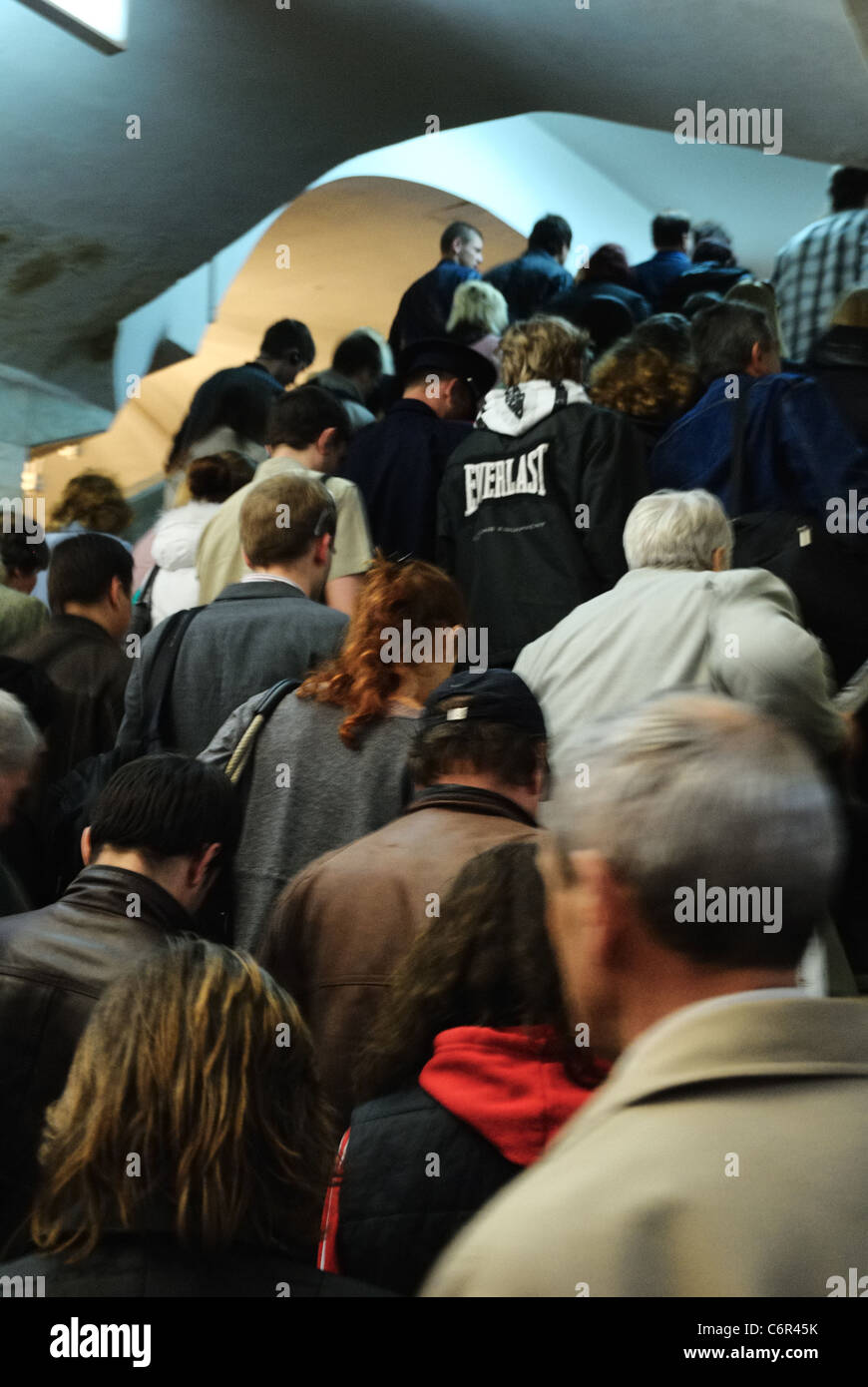 La gente a piedi fino alla metropolitana scale, Kharkiv Metro, Ucraina Foto Stock