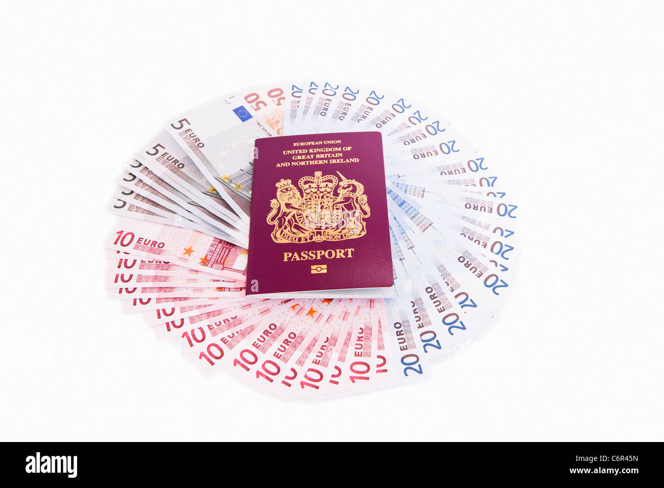 Il passaporto britannico circondato da una selezione di euro su sfondo bianco Foto Stock