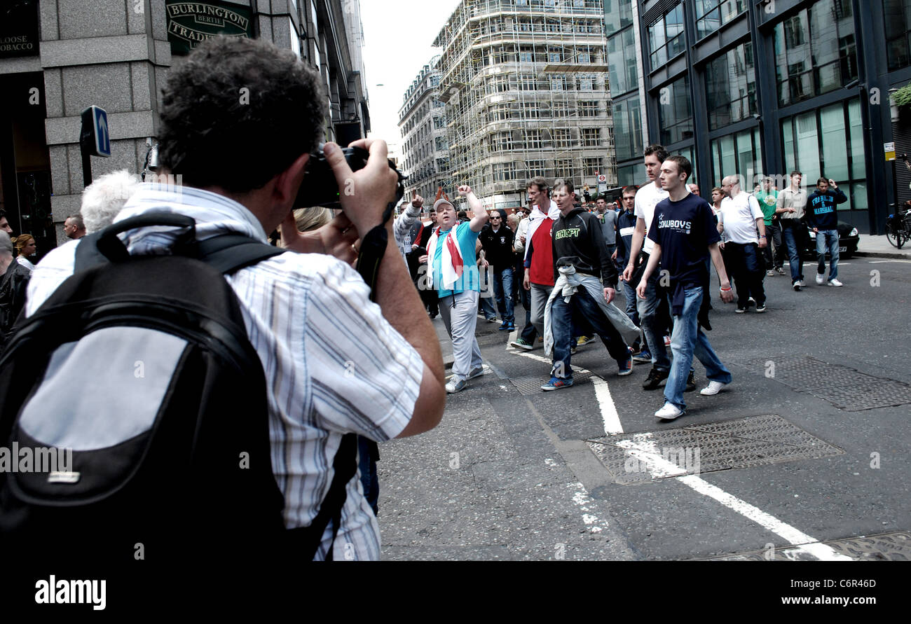 Da lontano-ala destra Inglese Lega di difesa e di protesta UAF contro-protesta nella zona est di Londra il 3 settembre 2011. Foto Stock