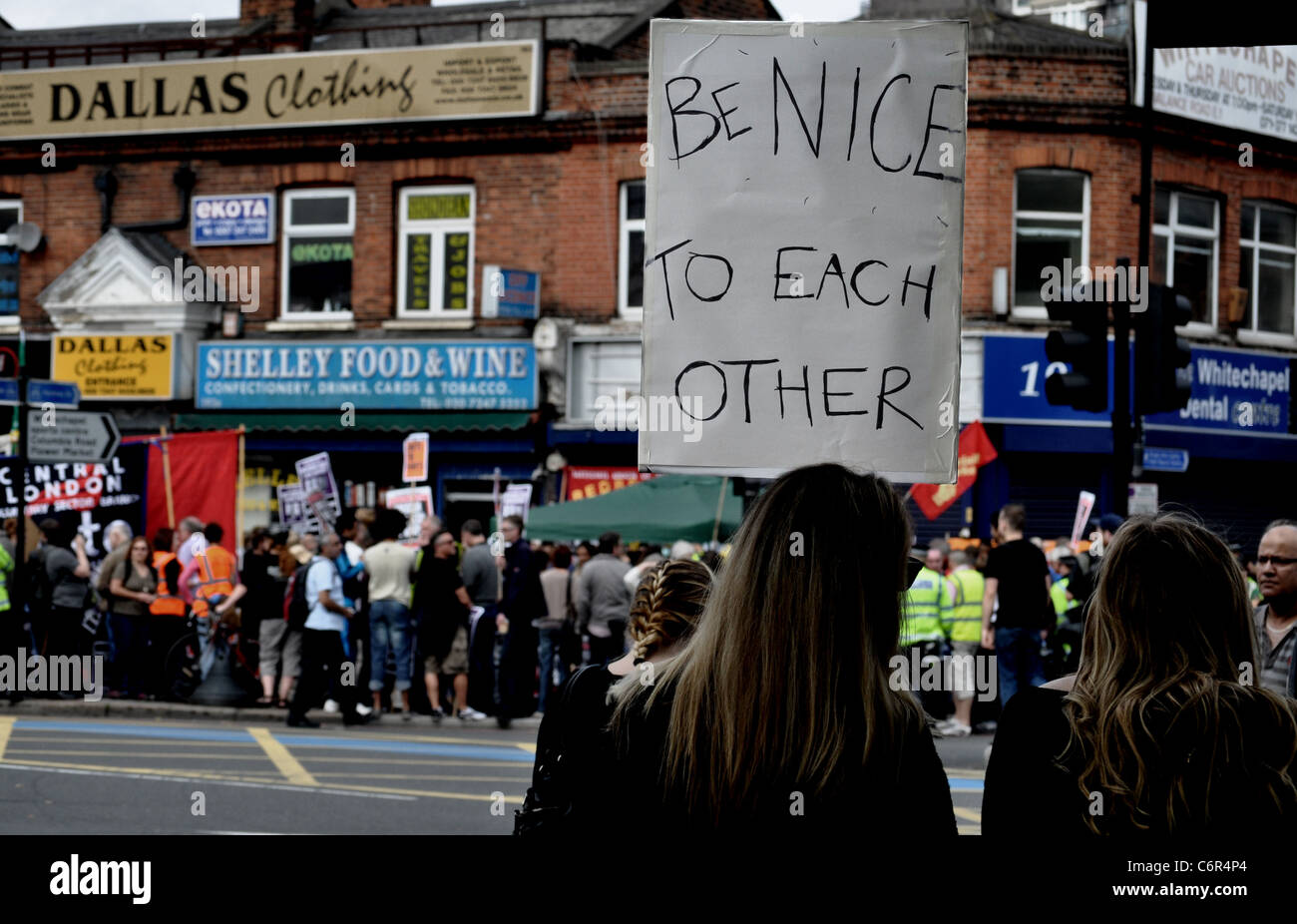 Da lontano-ala destra Inglese Lega di difesa e di protesta UAF contro-protesta nella zona est di Londra il 3 settembre 2011. Foto Stock