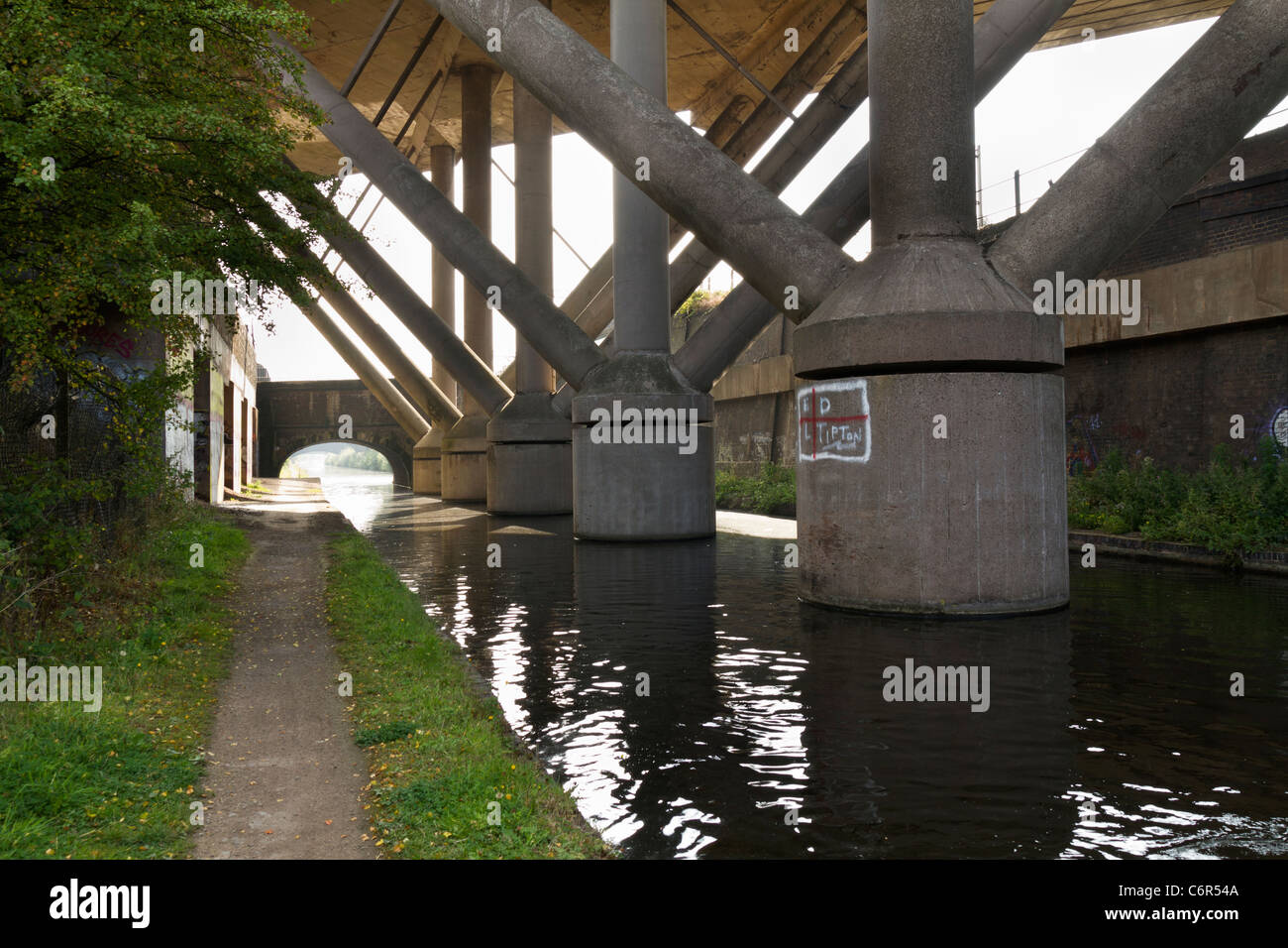 Autostrada massiccia supporta nel mezzo del canale in Smethwick West Midlands Foto Stock