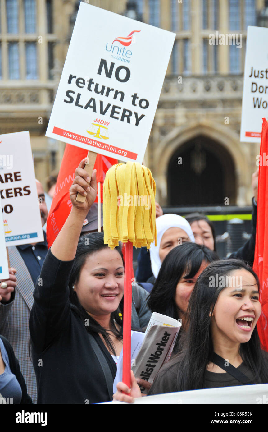 Immigrato migranti lavoratori domestici dimostrando al di fuori del Parlamento contro la proposta di modifiche a UK visa Foto Stock