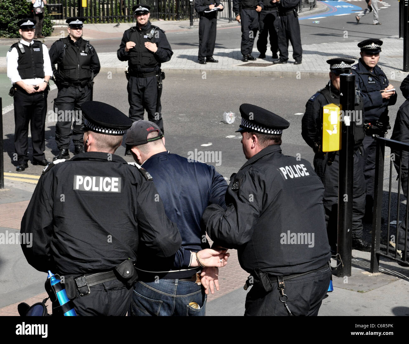 Da lontano-ala destra Inglese Lega di difesa e di protesta UAF contro-protesta nella zona est di Londra il 3 settembre 2011. Foto Stock