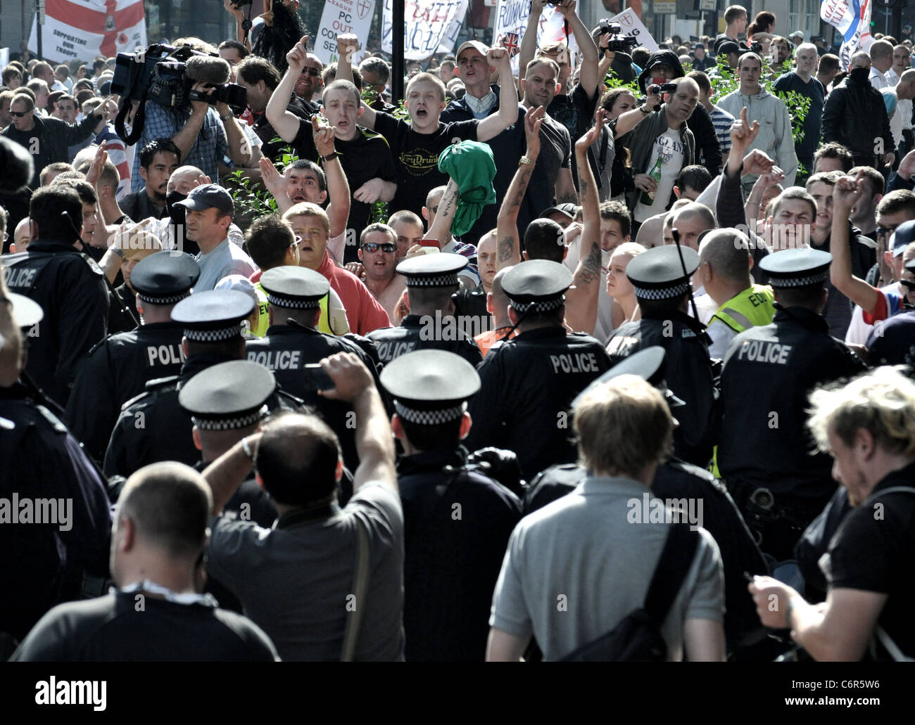 Da lontano-ala destra Inglese Lega di difesa e di protesta UAF contro-protesta nella zona est di Londra il 3 settembre 2011. Foto Stock