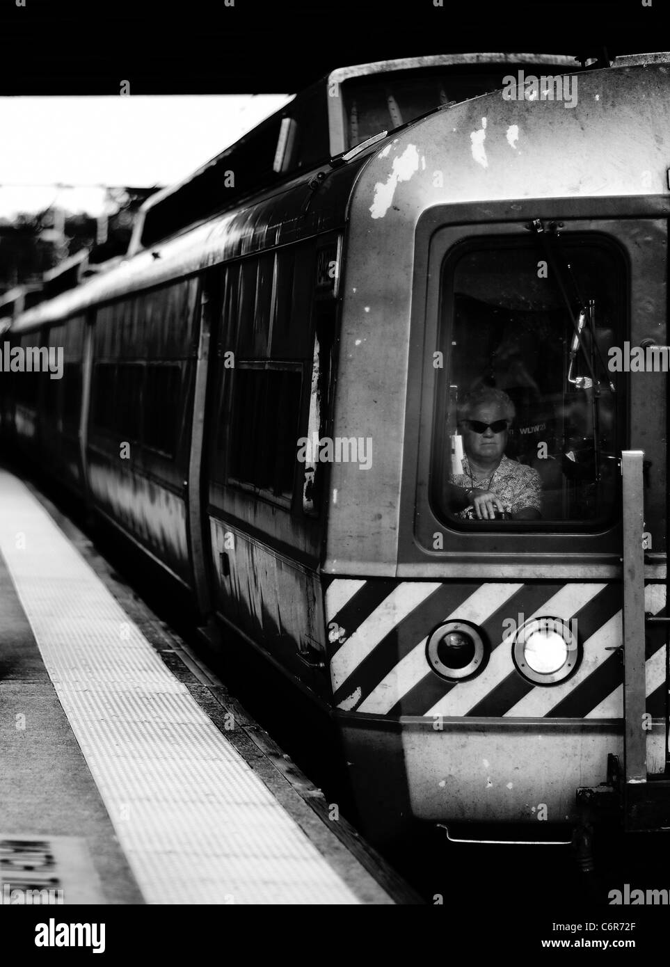 In attesa del treno per la città Foto Stock