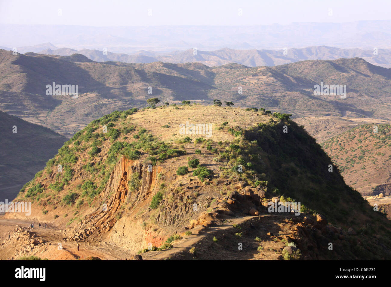 Una vista panoramica di una montagna con le gamme della montagna in background Foto Stock