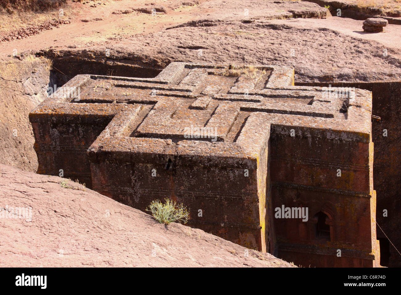 Una vista del rock underground-scavato nella chiesa di St George o Bet Giyorgis in Etiopia Foto Stock
