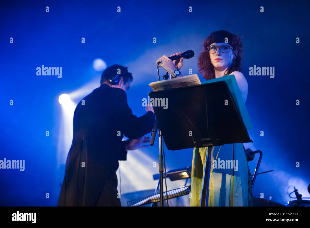 Alice concedere a cantare con il Matthew Herbert Big Band sul palco a Brecon Jazz Festival 2011 Foto Stock