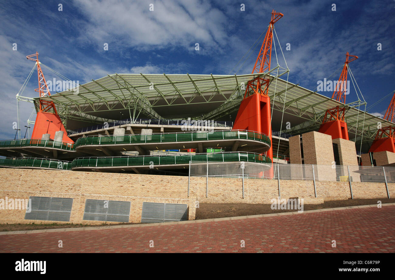 Vista diurna del Stadio Mbombela esterno illustrante la Giraffa arancione strutture utilizzate per sostenere il tetto Foto Stock