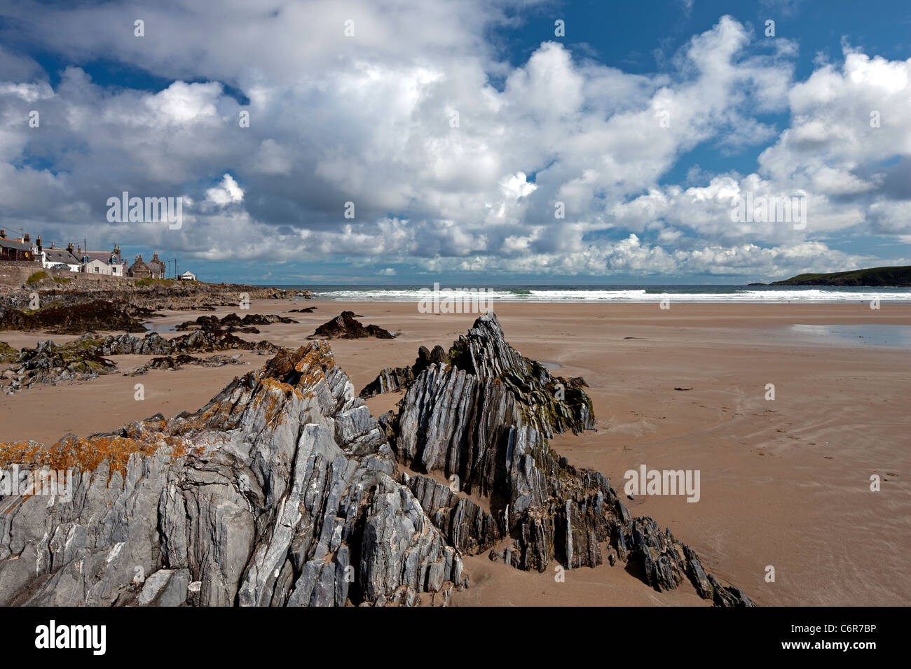 Sandend Bay e le rocce del Moray Firth a nord-est della Scozia Foto Stock