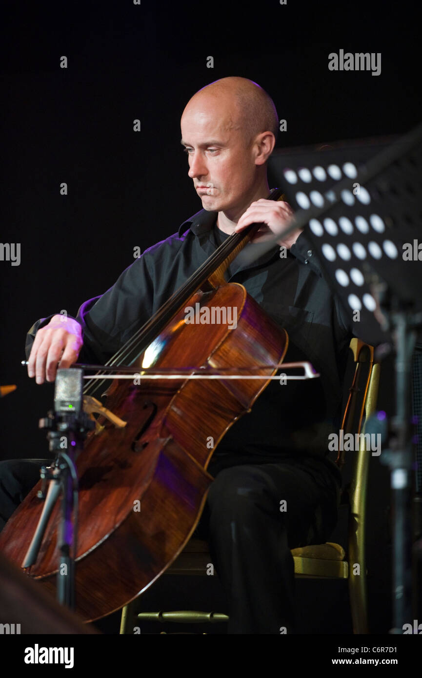 Nick Cooper violoncellista eseguendo con John Surman banda a Brecon Jazz Festival 2011 Foto Stock