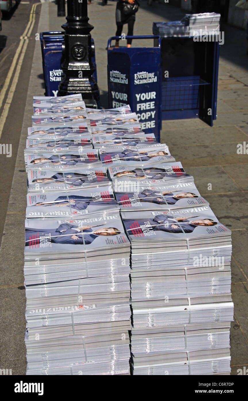 Pila di Evening Standard ES riviste, Regent Street, City of Westminster, London, Greater London, England, Regno Unito Foto Stock