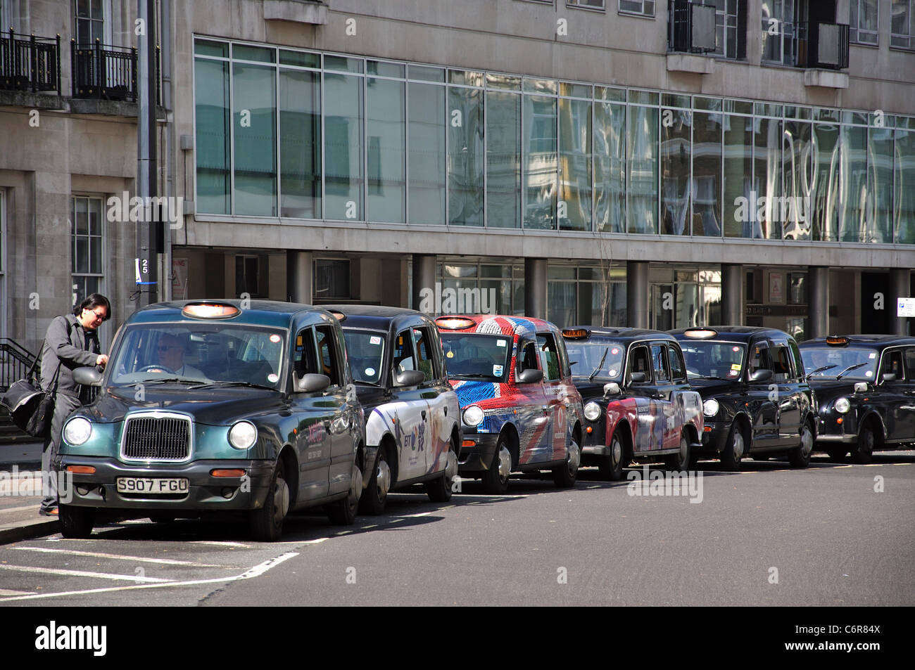 Taxi, Portland Place, Regent Street, City of Westminster, Greater London, England, Regno Unito Foto Stock