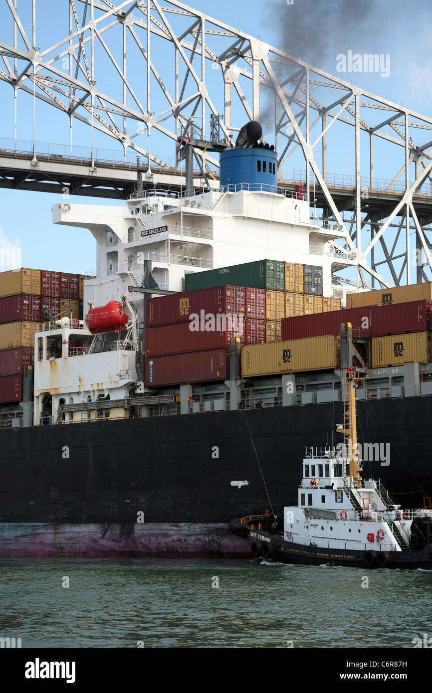 Nave da carico di entrare nel canale di Panama dall'Oceano Pacifico e passando sotto il ponte nelle Americhe. Foto Stock