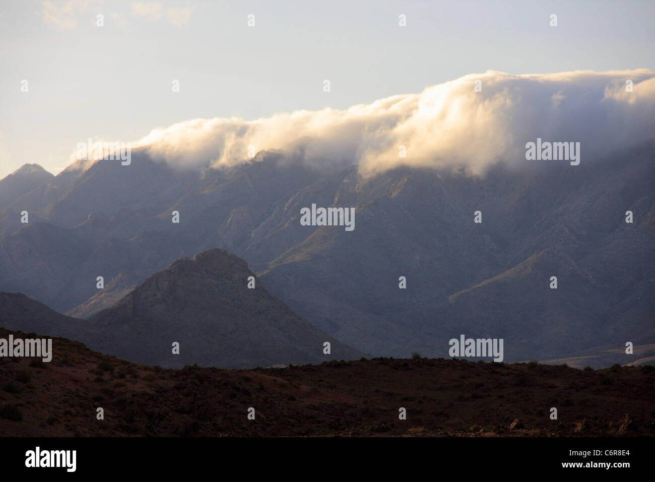 Paesaggio con nuvole sopra le montagne Rosuintjieberg Foto Stock