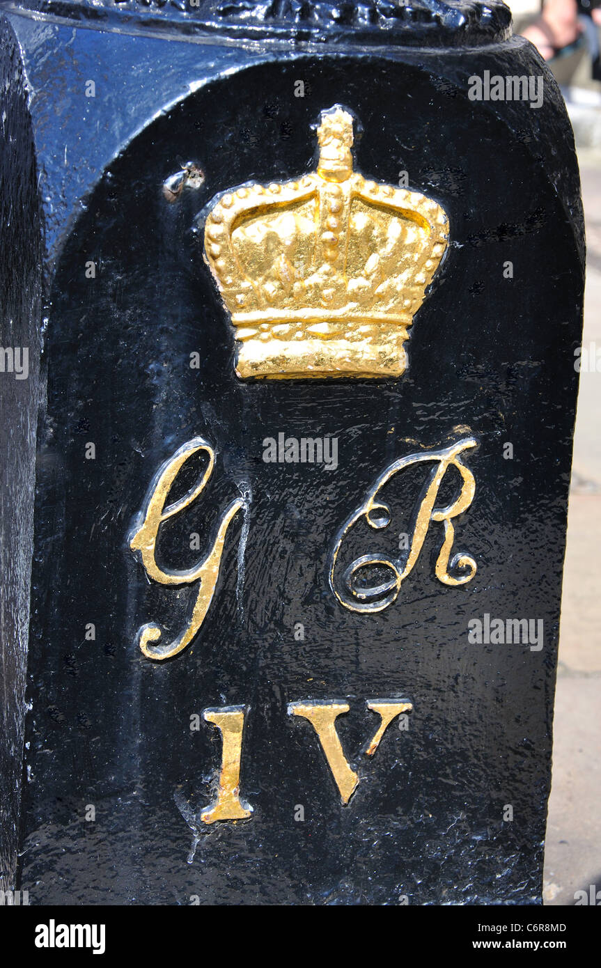 Il re George IV Stemma sul lampione, Regent's Park, City of Westminster, London, Greater London, England, Regno Unito Foto Stock