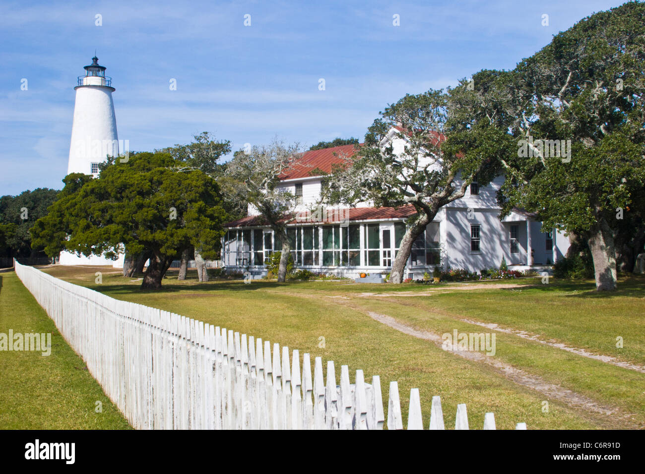 Situato nel villaggio di pescatori di Ocracoke sull isola di Ocracoke, questo è il più antico faro operativo nella Carolina del Nord. Foto Stock
