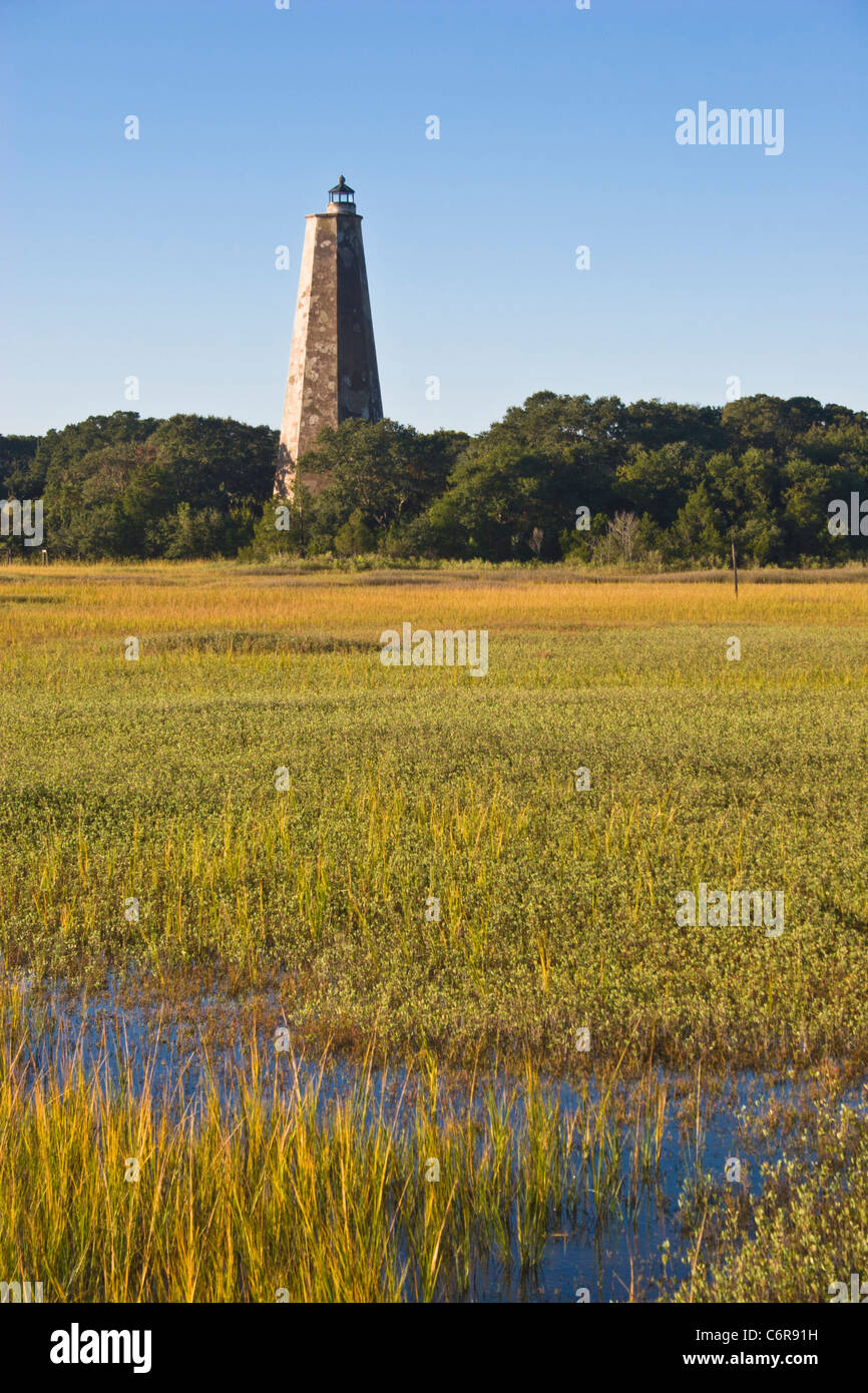 Bald Head Lighthouse, o "Old Baldy", sull'isola di Bald Head, è il più antico faro della Carolina del Nord, completato nel 1817. Foto Stock