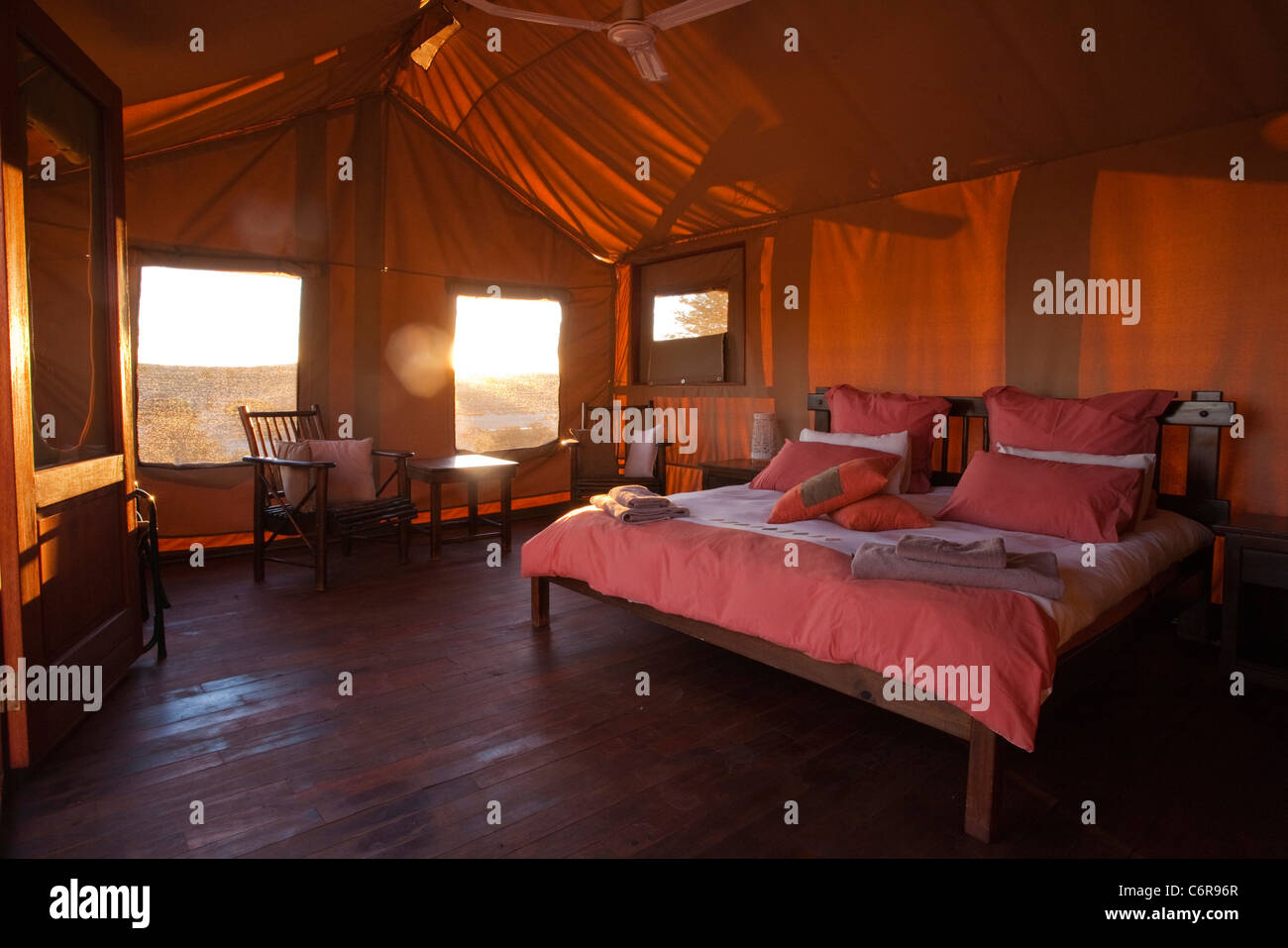 Camera da letto interno in corrispondenza del Kalahari tented camp Foto Stock