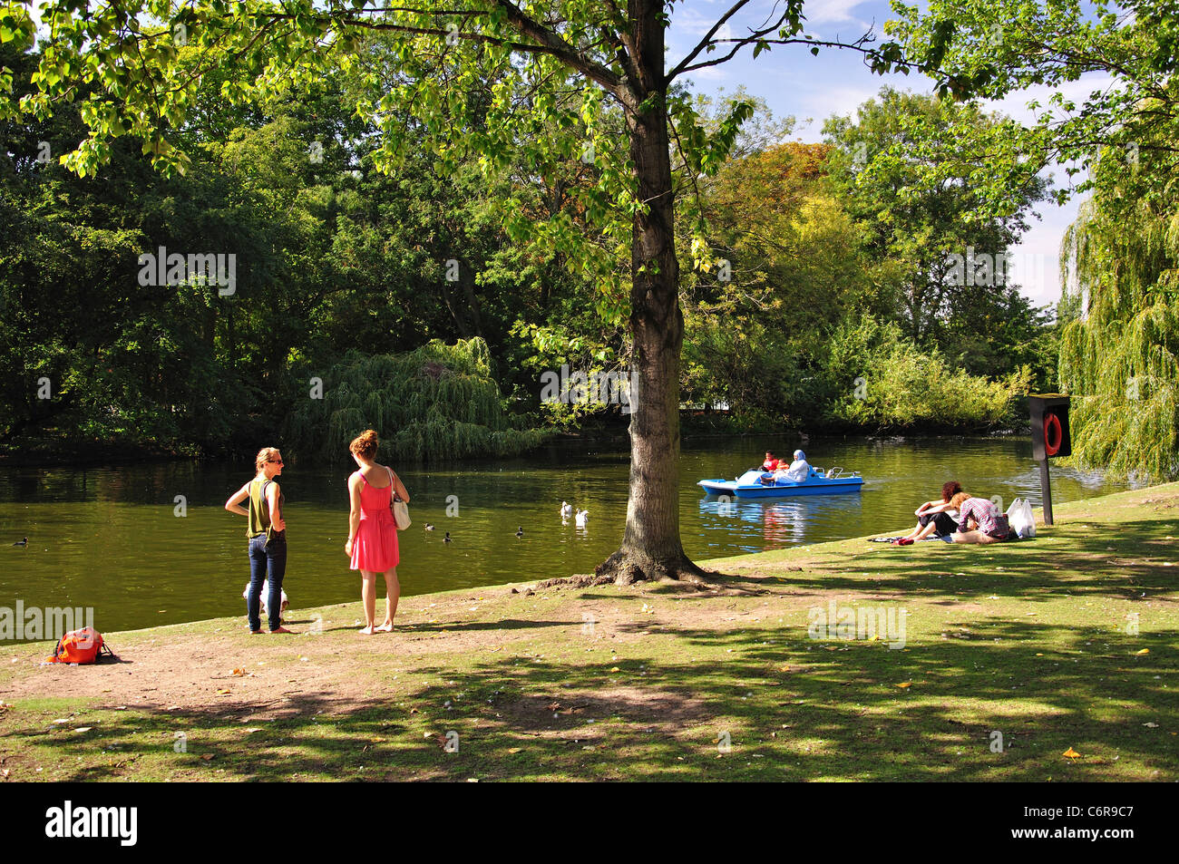 Gite in barca sul lago, Regent's Park, City of Westminster, London, Greater London, England, Regno Unito Foto Stock