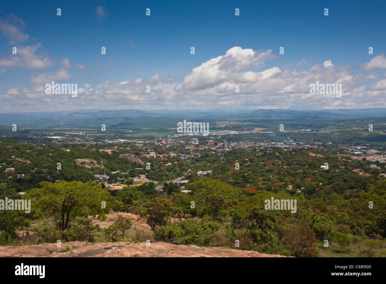 Vista panoramica della città di Nelspruit e dei sobborghi circostanti verso montagne distanti Foto Stock