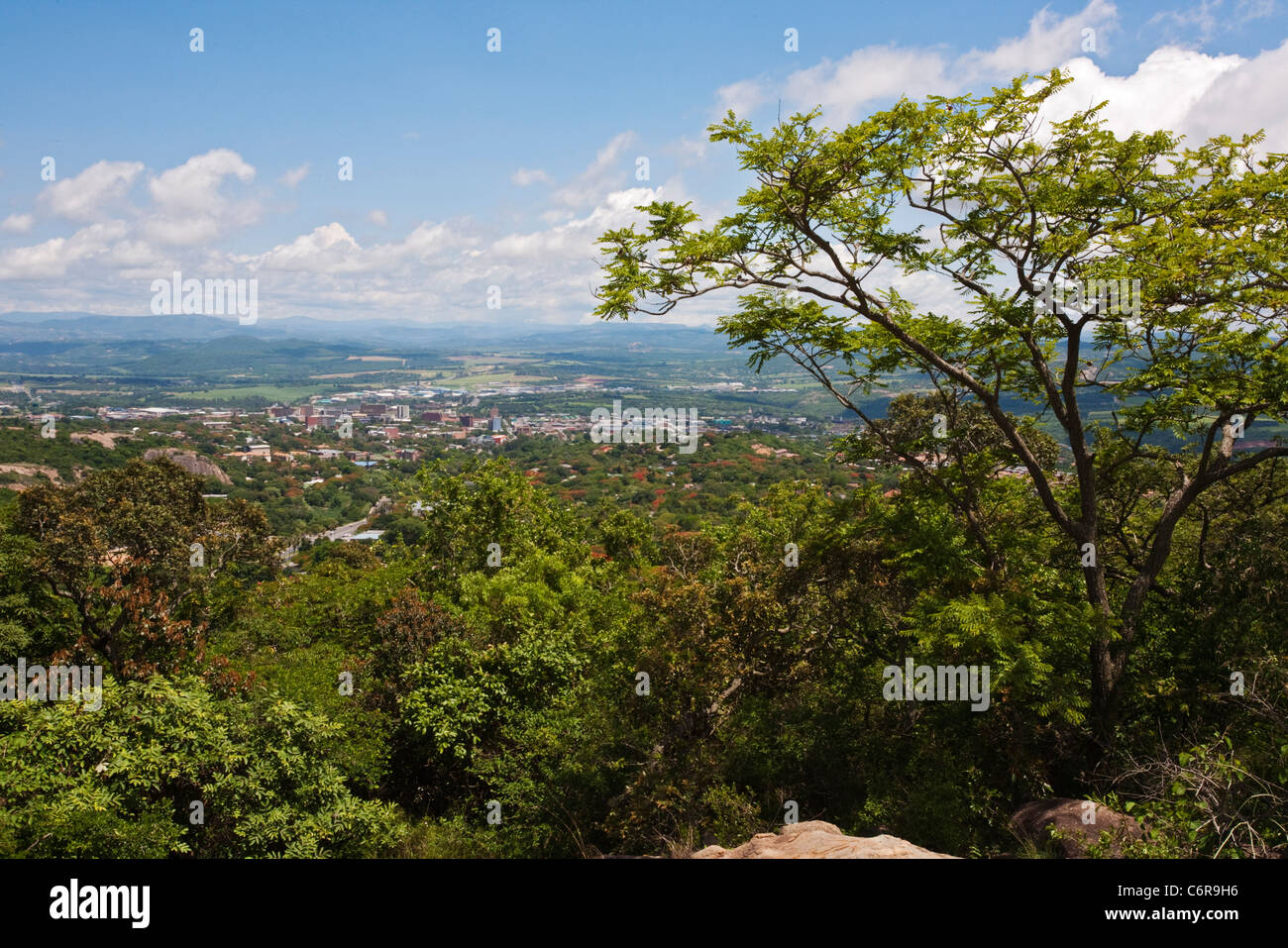 Vista panoramica della città di Nelspruit e dei sobborghi circostanti verso montagne distanti Foto Stock