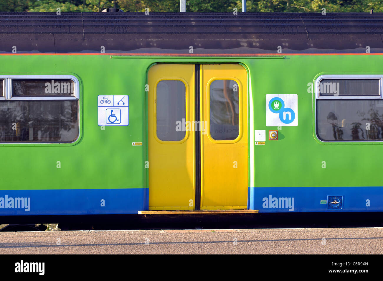Network West Midlands treno a Leamington Spa stazione ferroviaria, Warwickshire, Inghilterra, Regno Unito Foto Stock