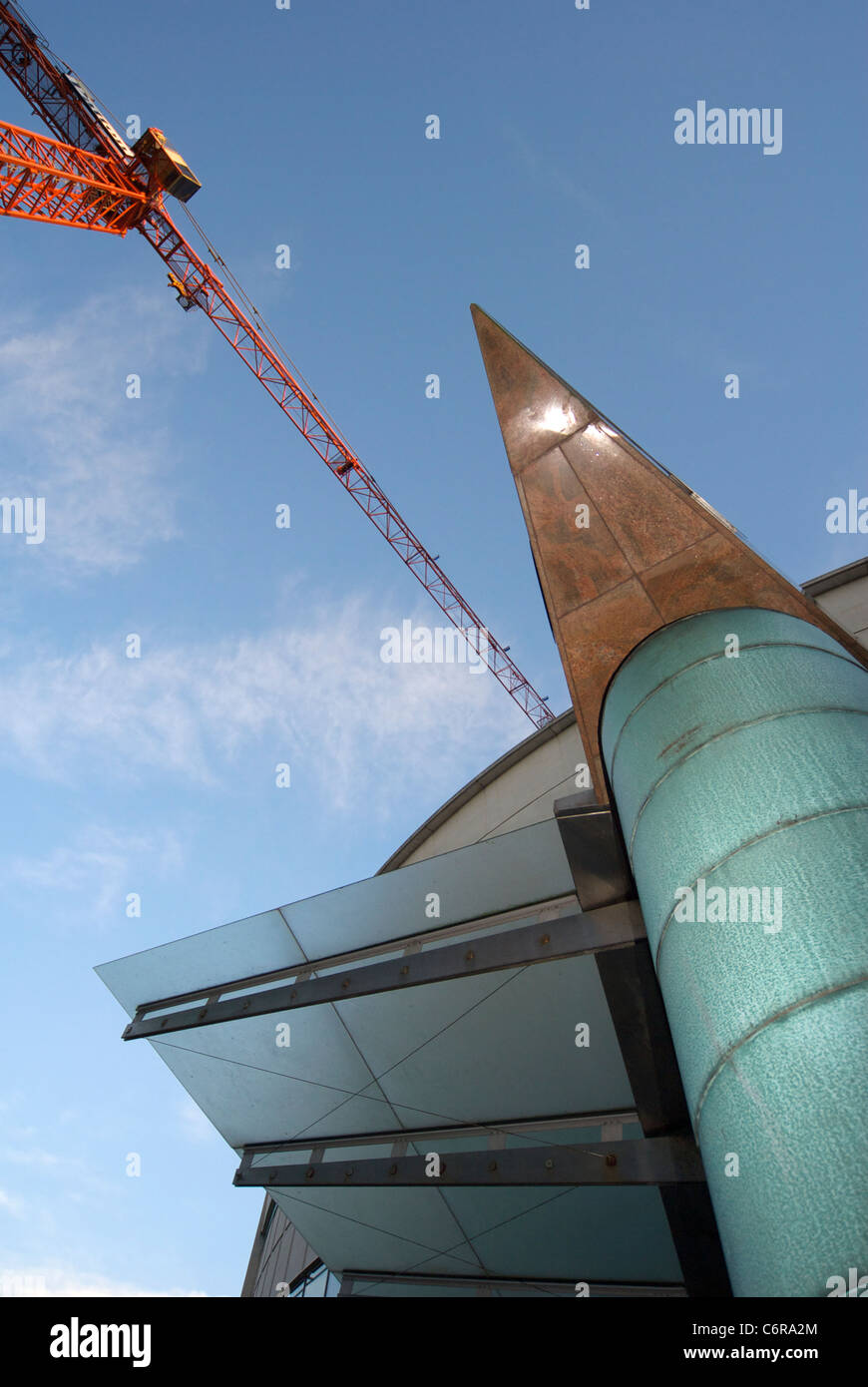 Una gru posiziona il puntatore del mouse sopra il Waterfront Hall di Belfast. Foto Stock