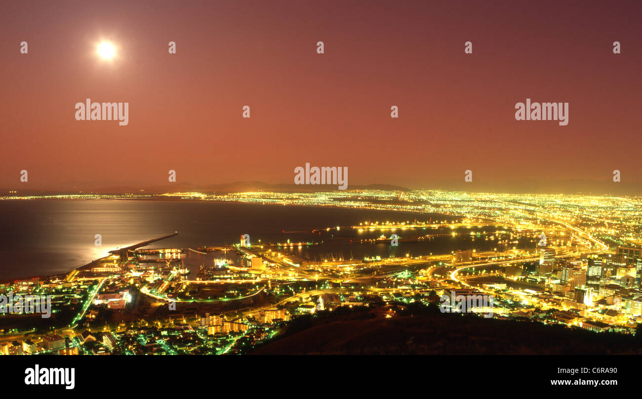 Vista sulla Table Bay di notte con la luna piena Foto Stock
