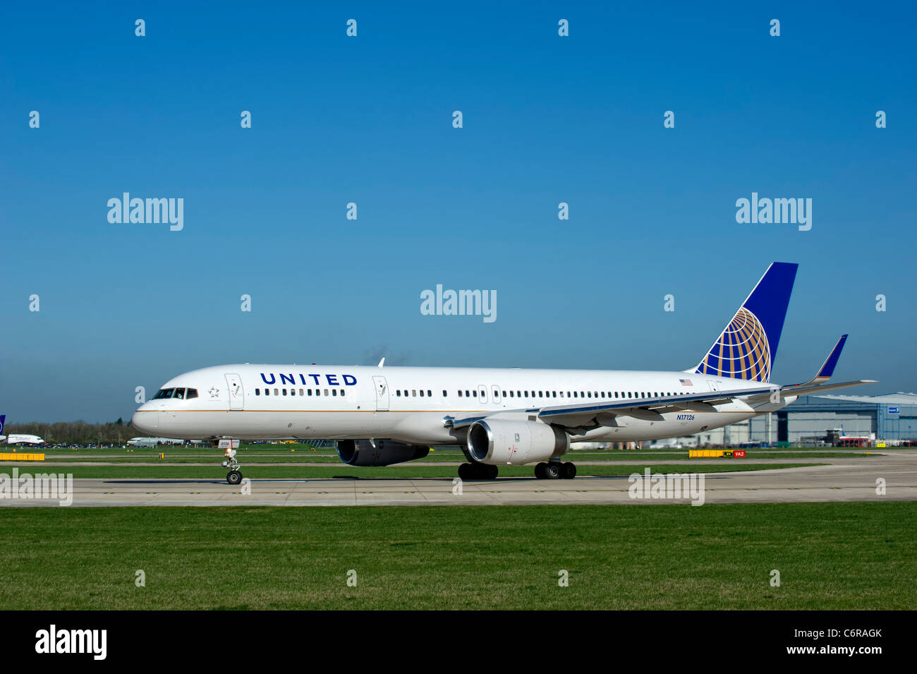 United Airlines aeromobili si prepara per il decollo dall'aeroporto di Manchester, Inghilterra Foto Stock