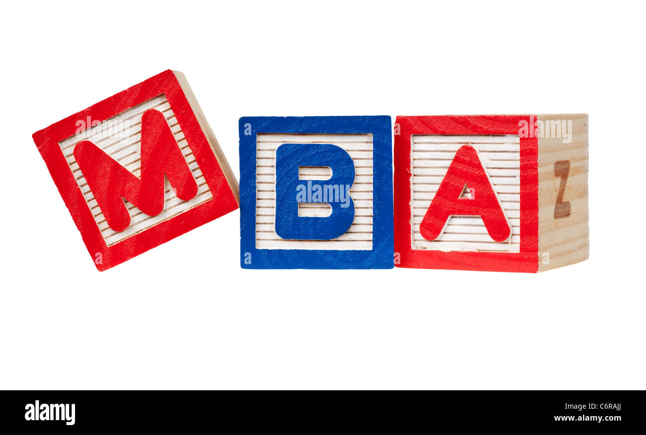 Blocchi di legno formando le lettere MBA isolati su sfondo bianco Foto Stock