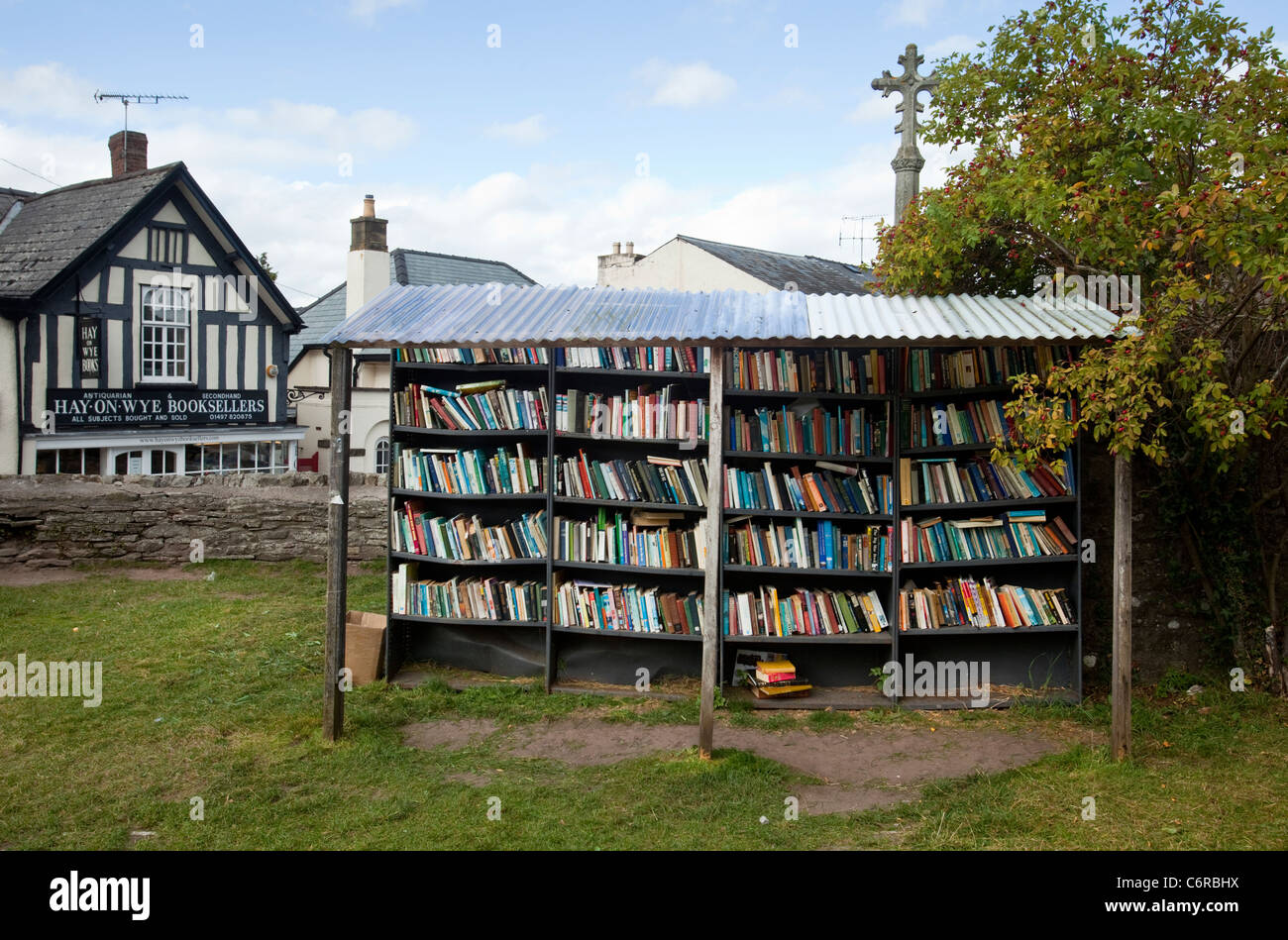 Una onestà bookshop nel parco del castello di fieno in Hay-On-Wye, Regno Unito Foto Stock