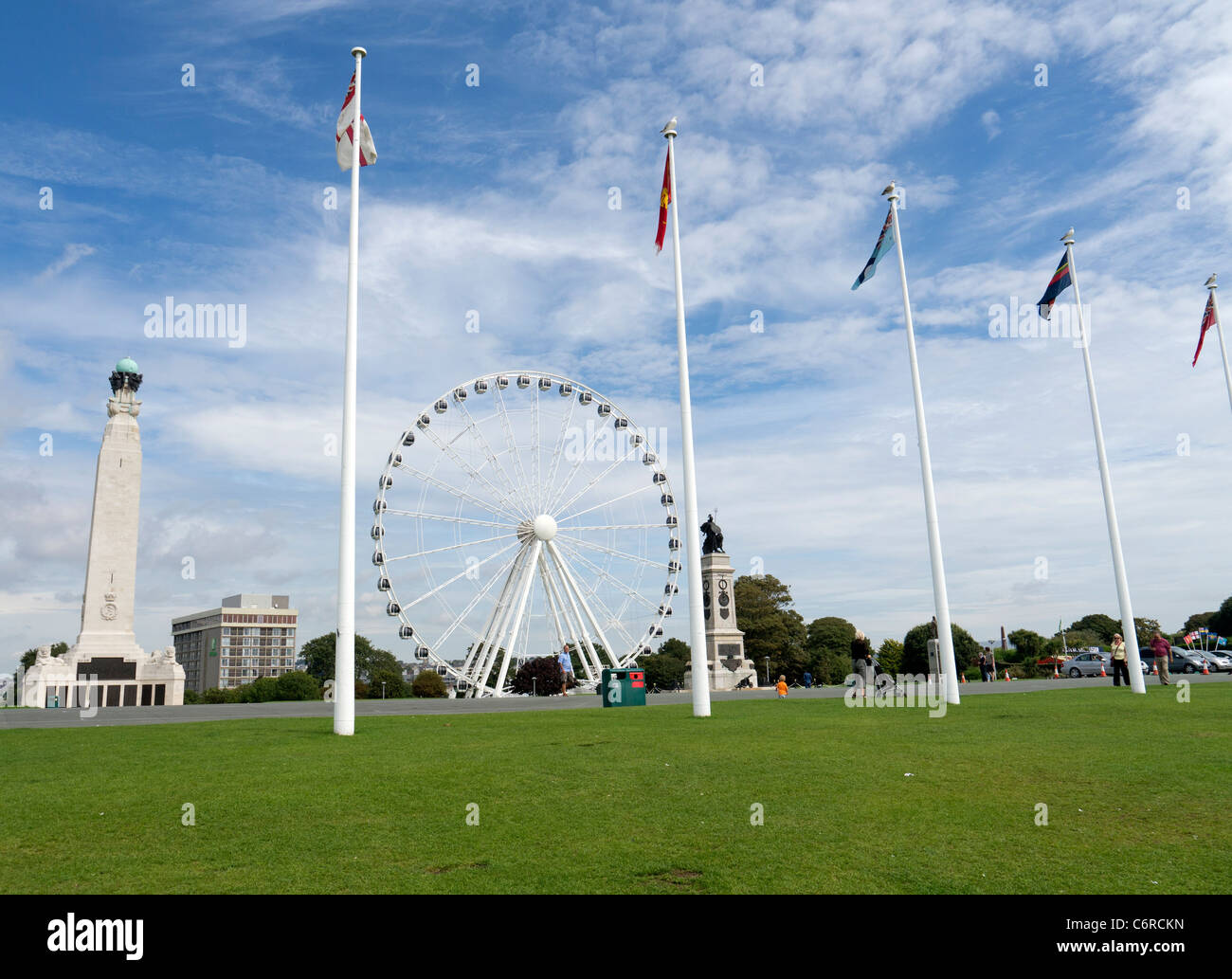 La ruota di Plymouth, cimiteri di guerra e bandiera poli del Plymouth Hoe. Foto Stock