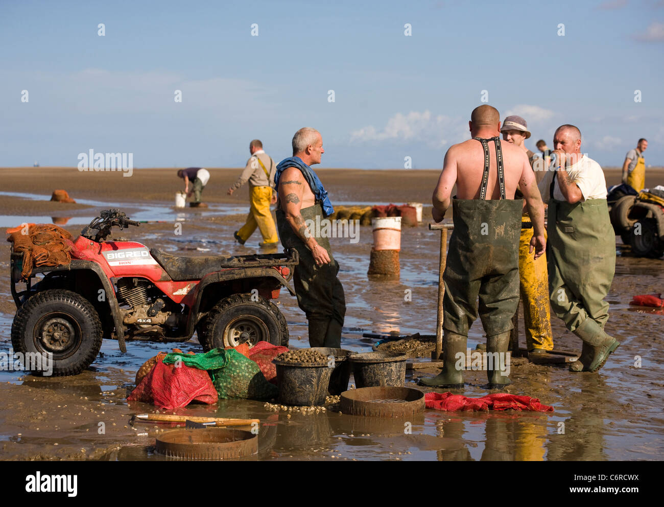 Cocktail in spiaggia con bassa marea su appartamenti di sabbia a Marshside all'inizio della stagione di Cockle picking. Incontro con le mani autorizzato a Southport, Merseyside, Regno Unito Foto Stock