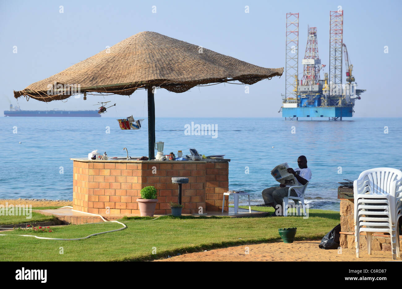 Un jackup oil rig si trova in acque poco profonde del Mar Rosso al largo delle coste di Egitto Al Ain Sokhna. Foto Stock