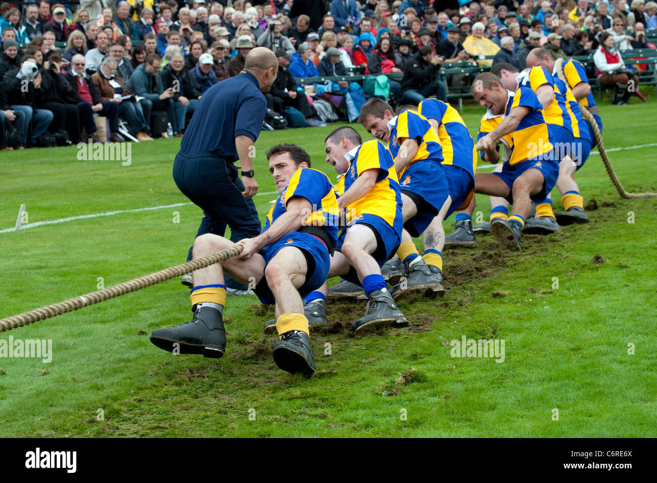 Un rimorchiatore di guerra team competere nel Braemar Highland Gathering nelle Highlands della Scozia Foto Stock